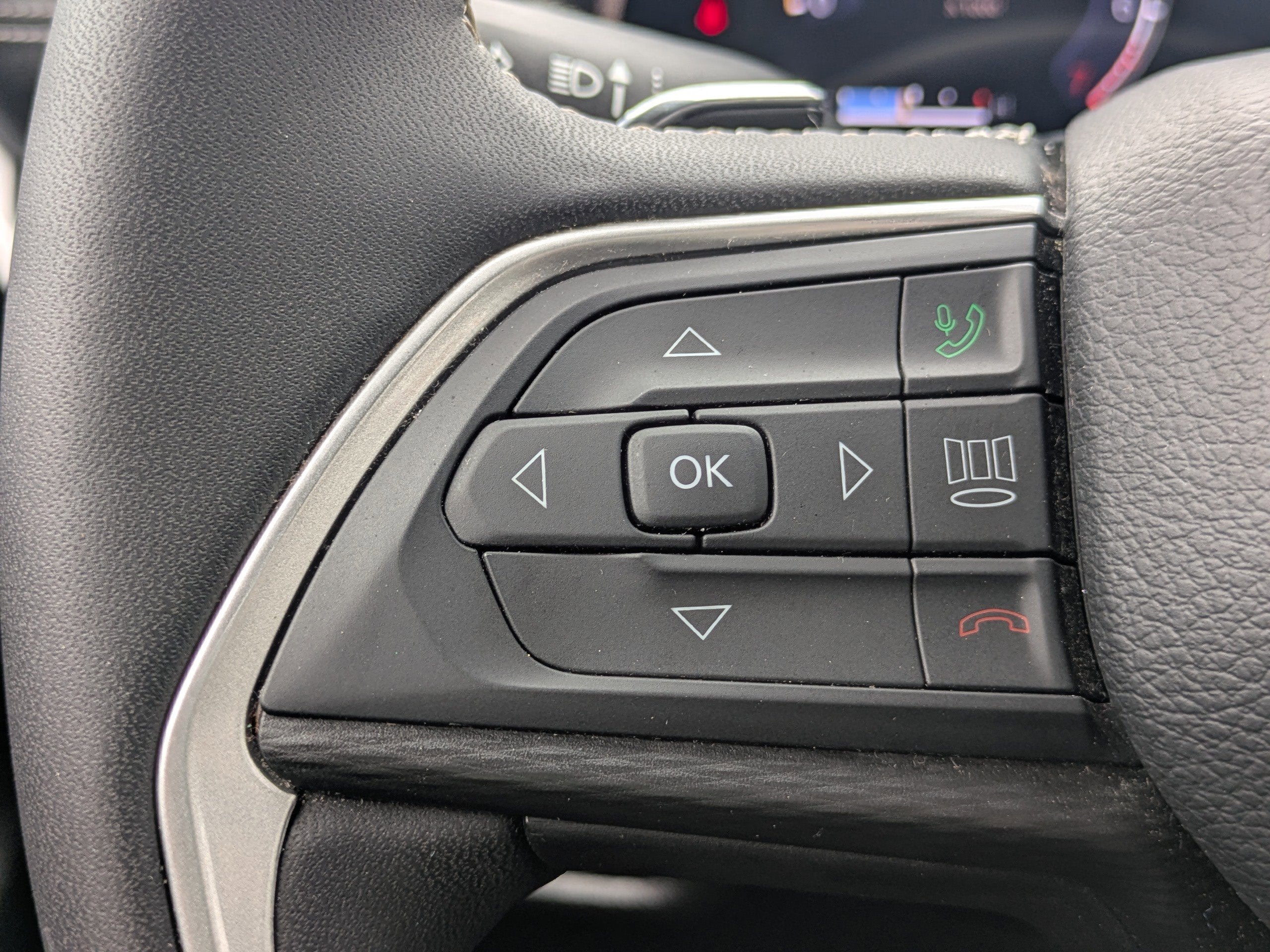 2023 Jeep GRAND CHEROKEE L Base