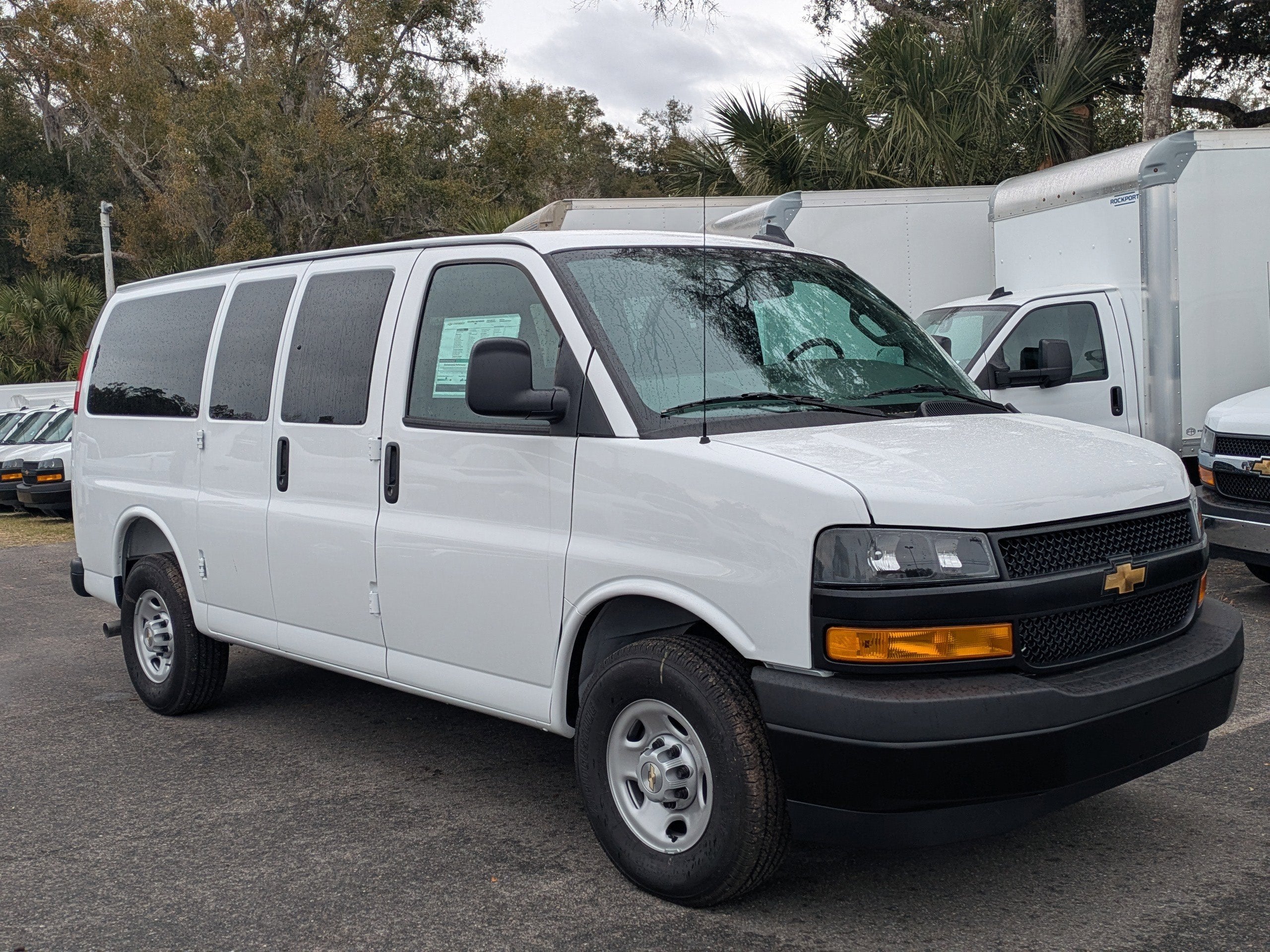 2025 Chevrolet Express Passenger 1LS