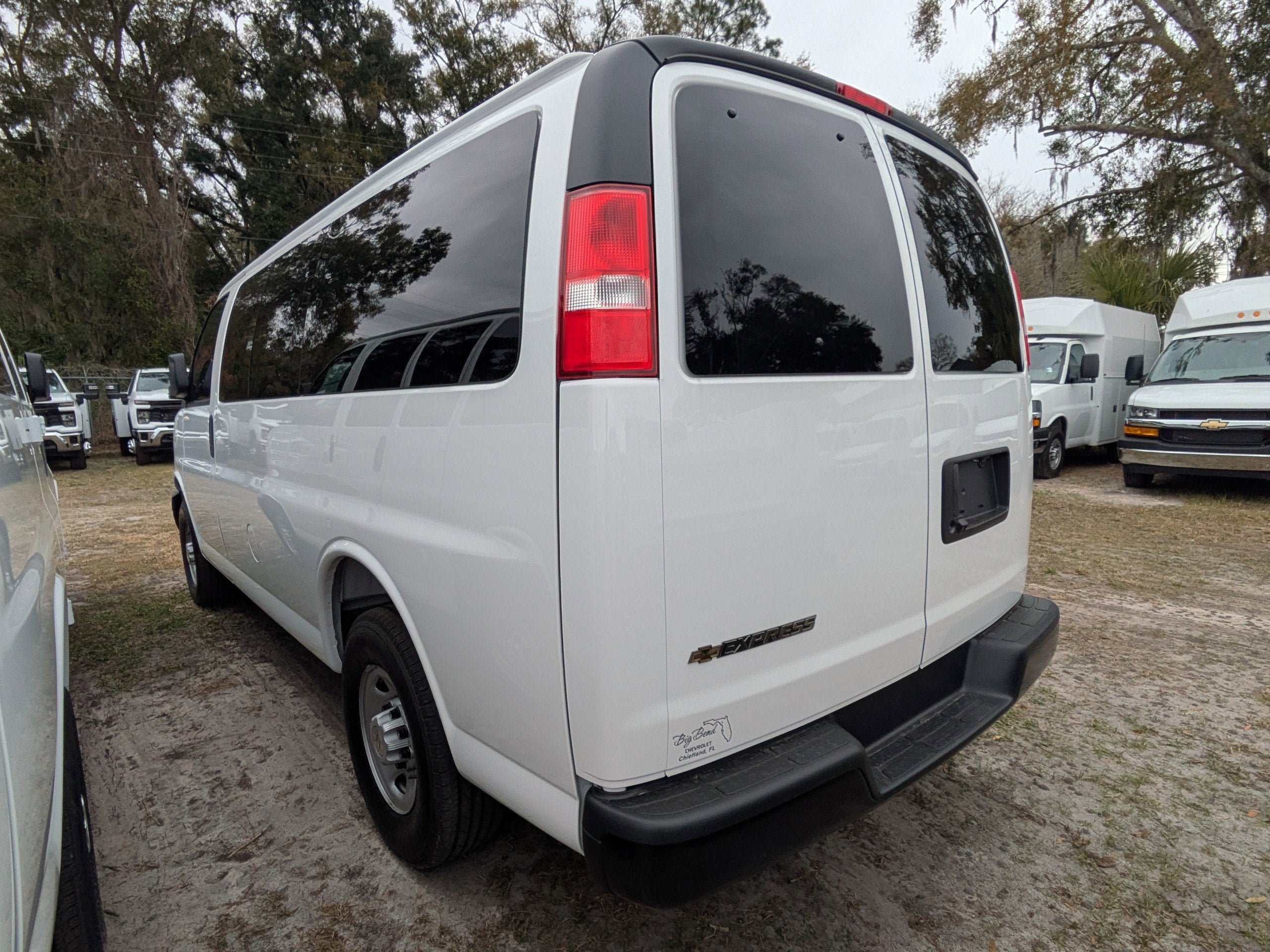 2025 Chevrolet Express Passenger 1LS