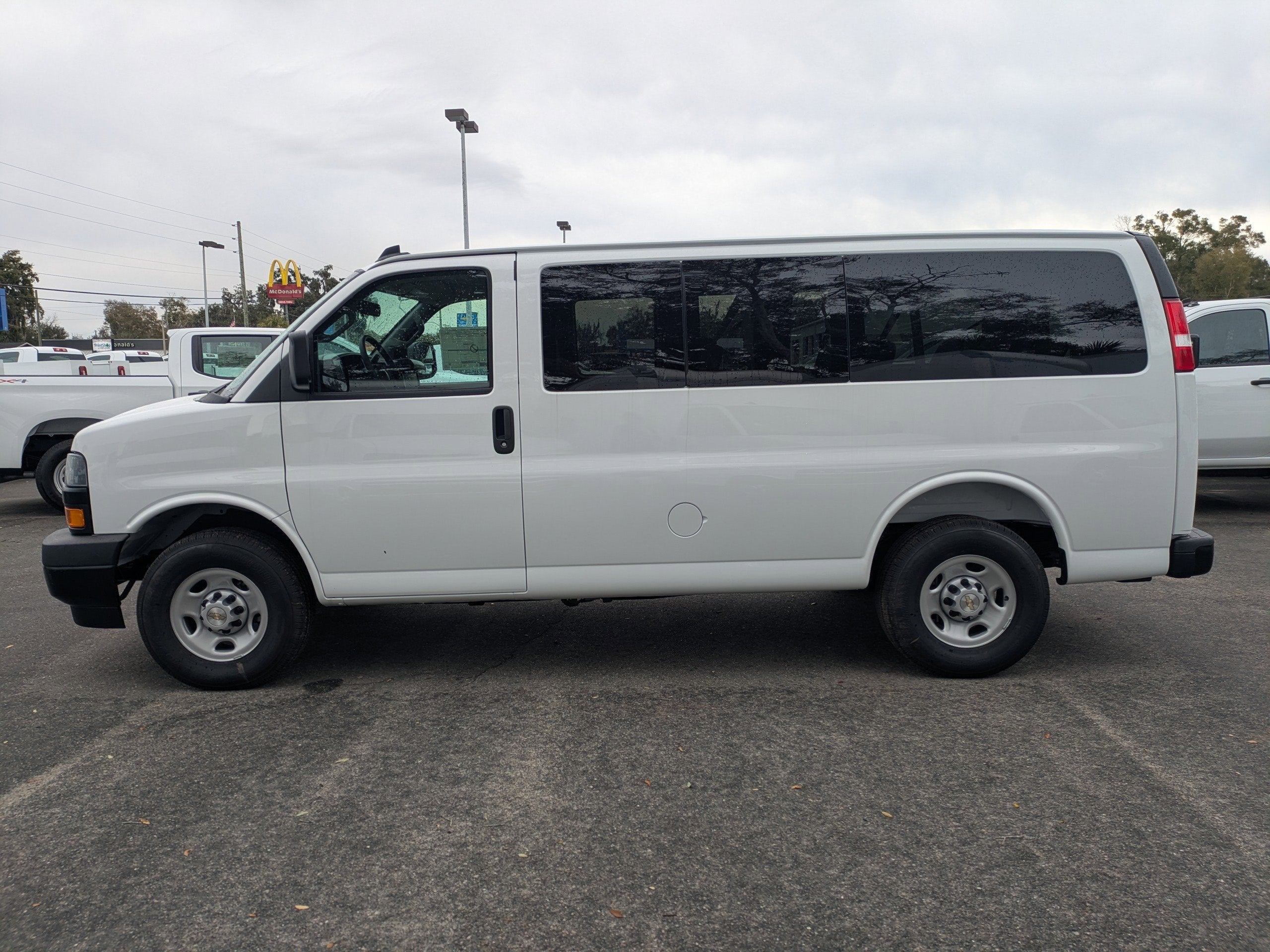 2025 Chevrolet Express Passenger 1LS