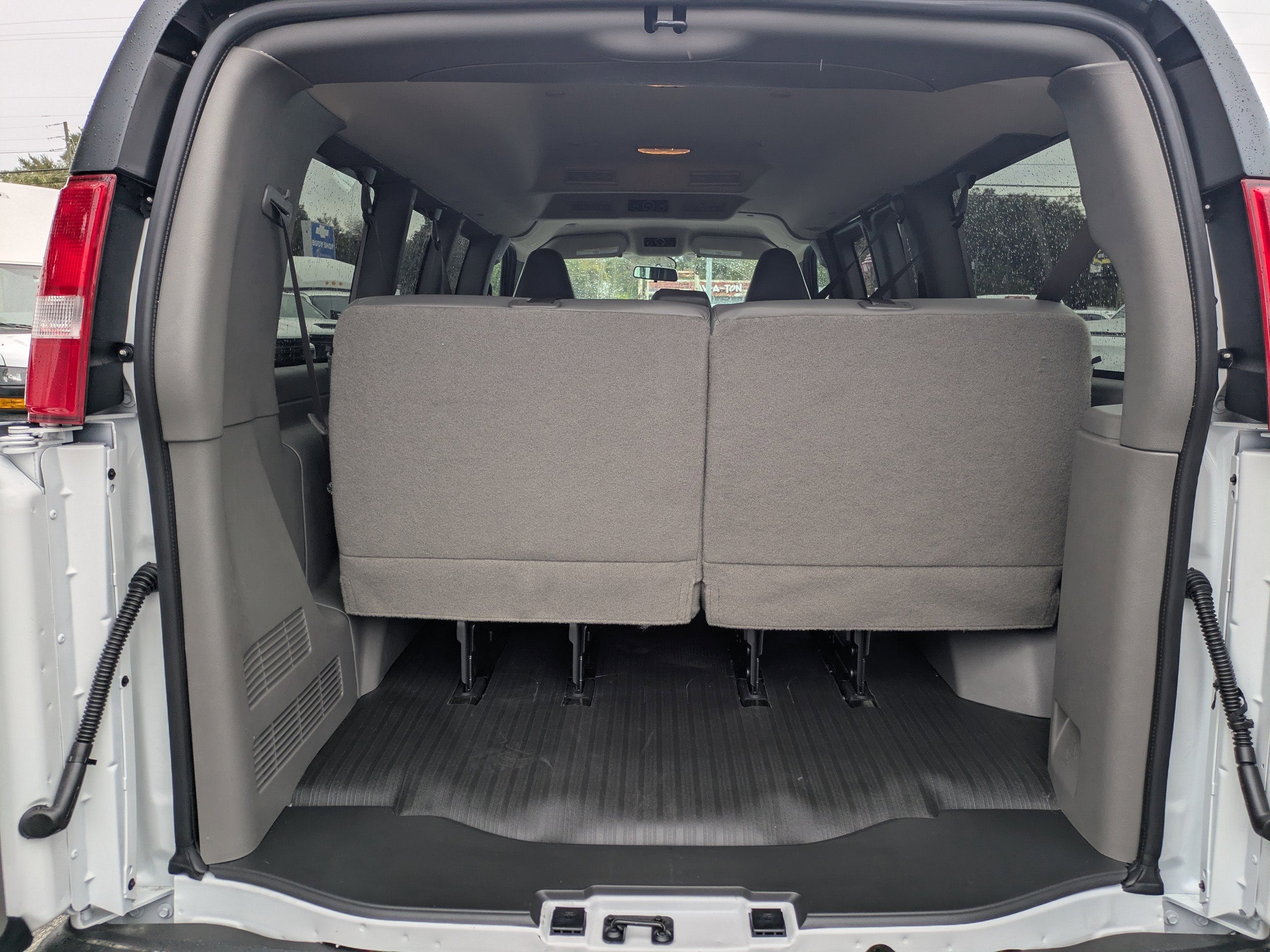 2025 Chevrolet Express Passenger 3500 1LS