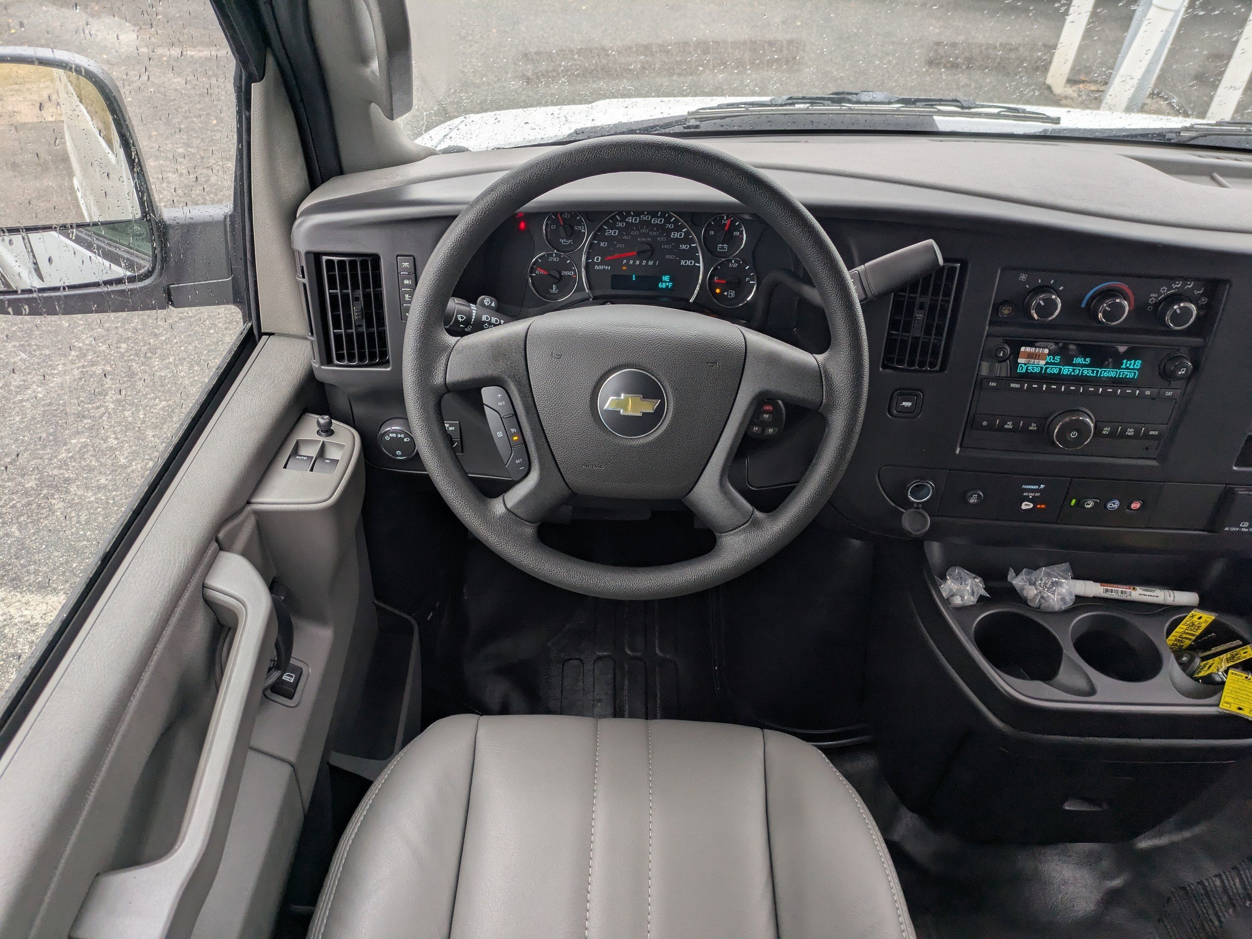 2025 Chevrolet Express Passenger 3500 1LS