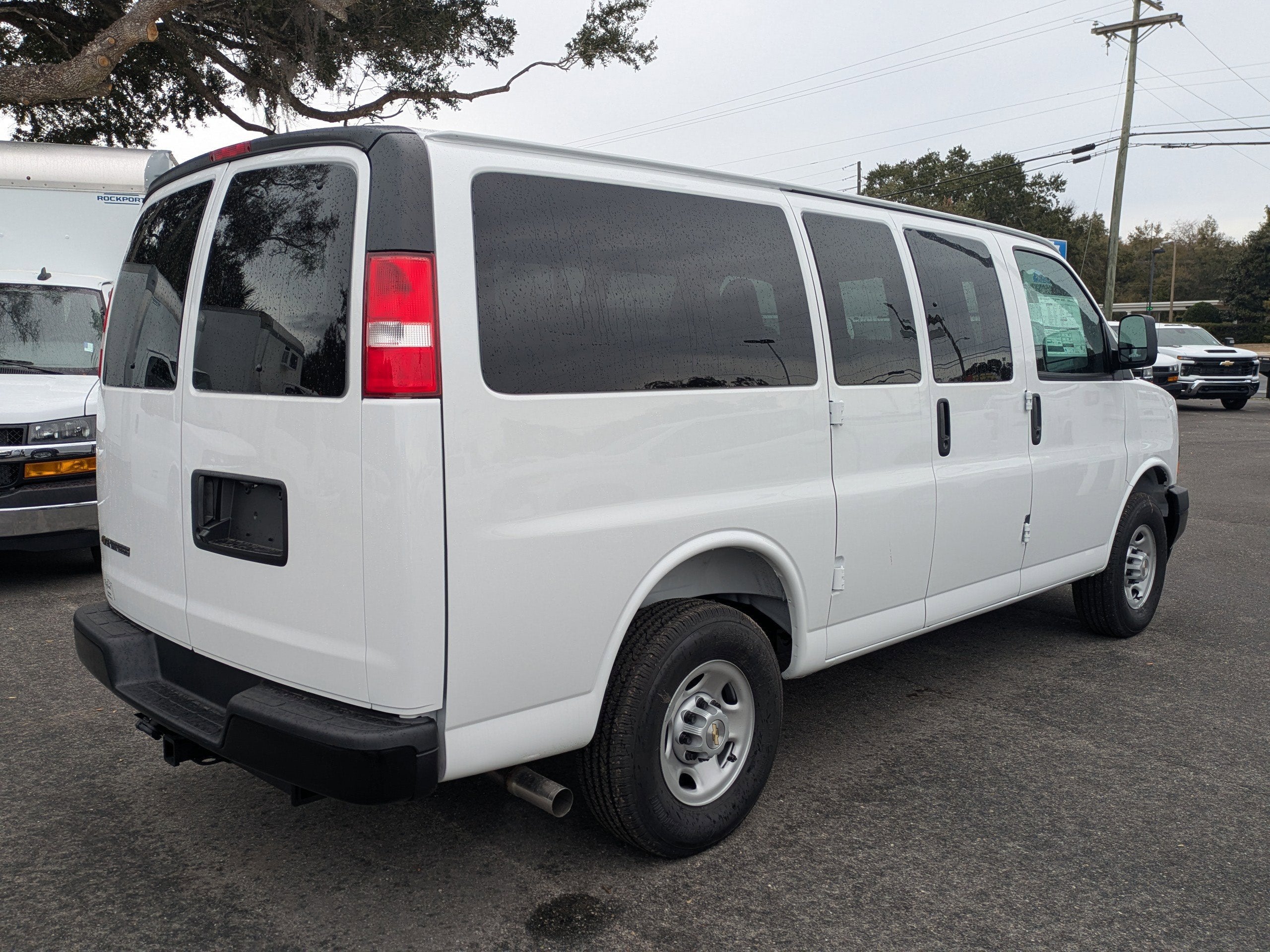 2025 Chevrolet Express Passenger 3500 1LS
