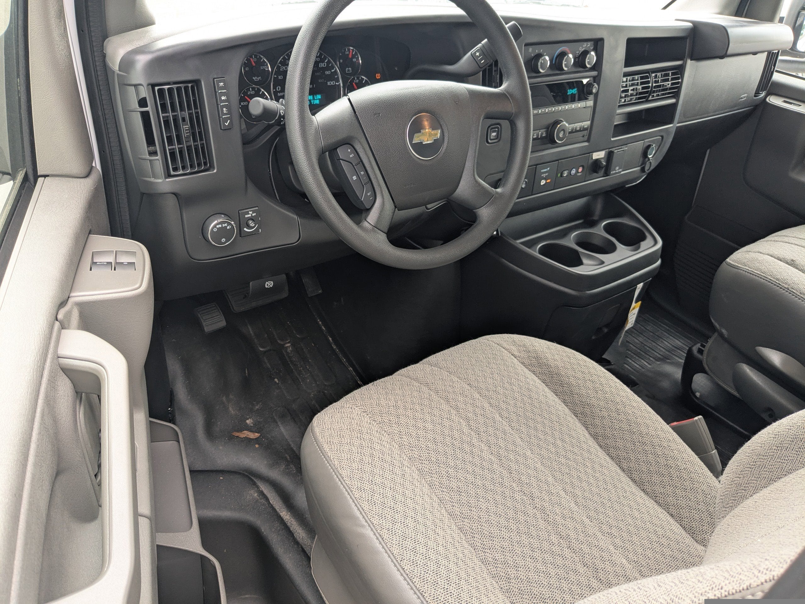 2025 Chevrolet Express Cutaway 3500 1WT