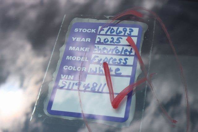 2025 Chevrolet Express Cutaway 3500 1WT